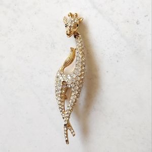 Giraffe gold jeweled pin